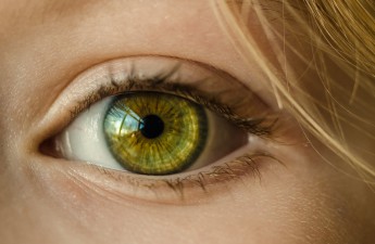 Cele mai frecvente greșeli pe care le fac utilizatorii lentilelor de contact